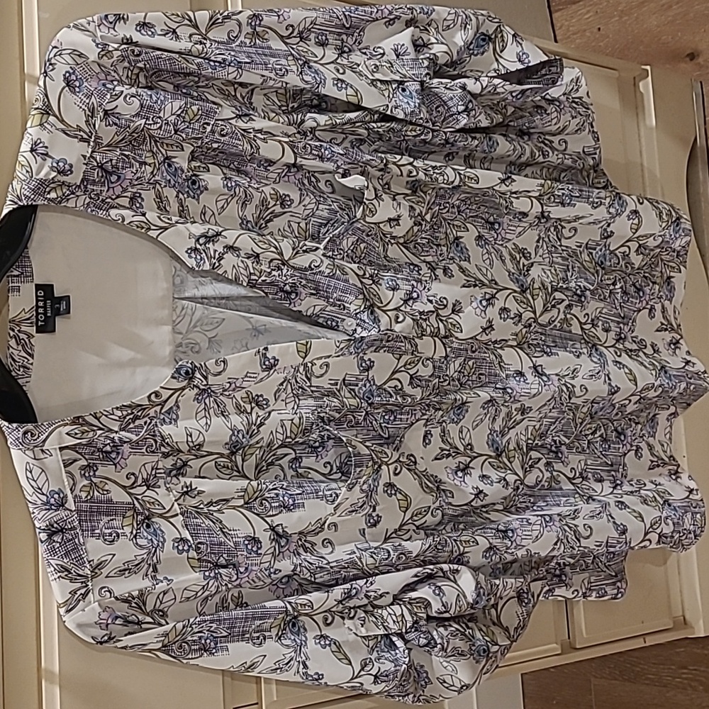 Torrid Size 3 White and Blue Floral Blouse